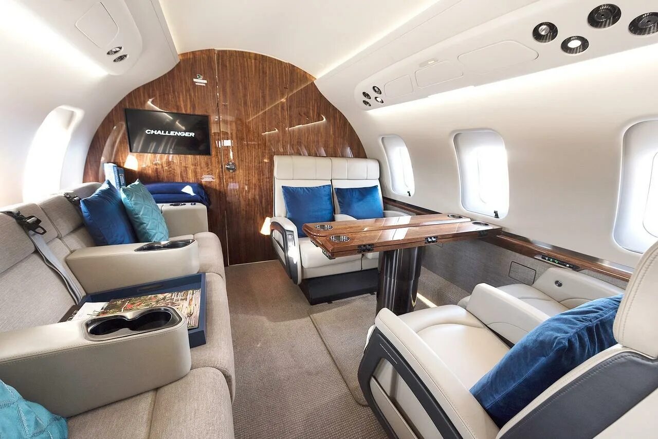 Bombardier 650. Самолет Bombardier Challenger 650. Бизнес Джет Challenger 650. Bombardier Challenger 650 салон. Бомбардье Челленджер 650.