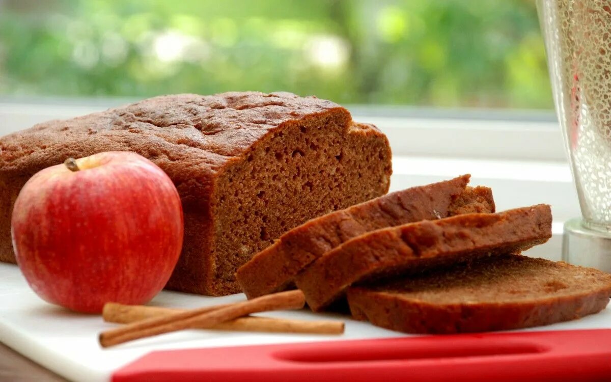 Рецепт хлеба без сахара. Хлеб и яблоки. Яблочный хлеб хлеба. Хлеб на подносе. Хлебцы с яблоком.
