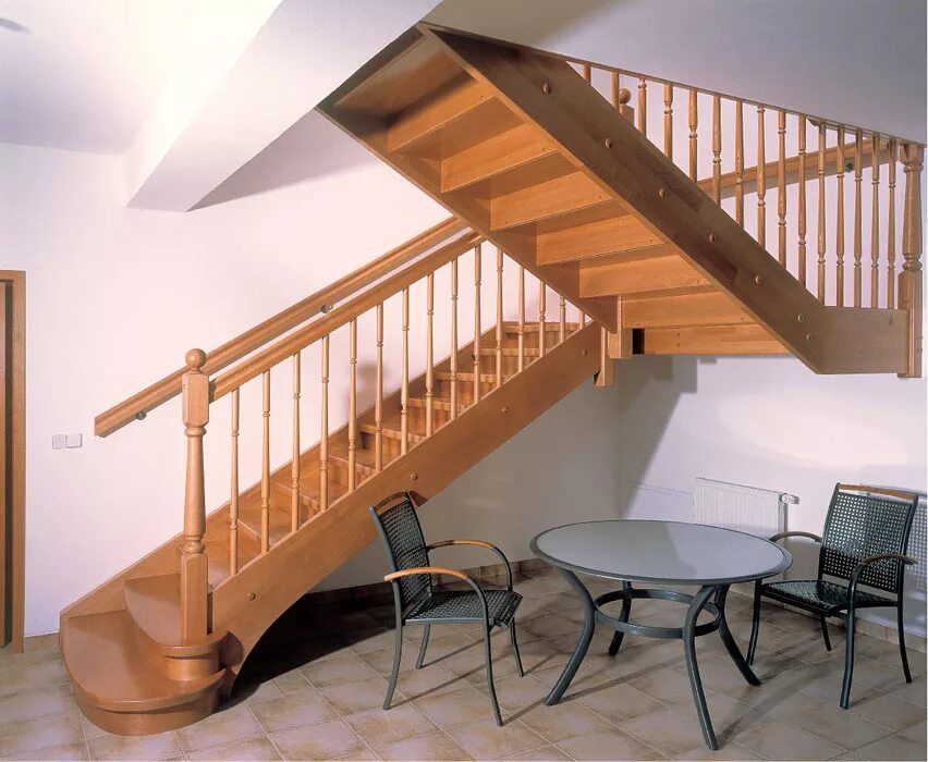 Деревянная лестница на второй с поворотом. Двухмаршевая лестница на тетивах. Лестница с поворотом. Лестница деревянная. Лестница с поворотной площадкой.
