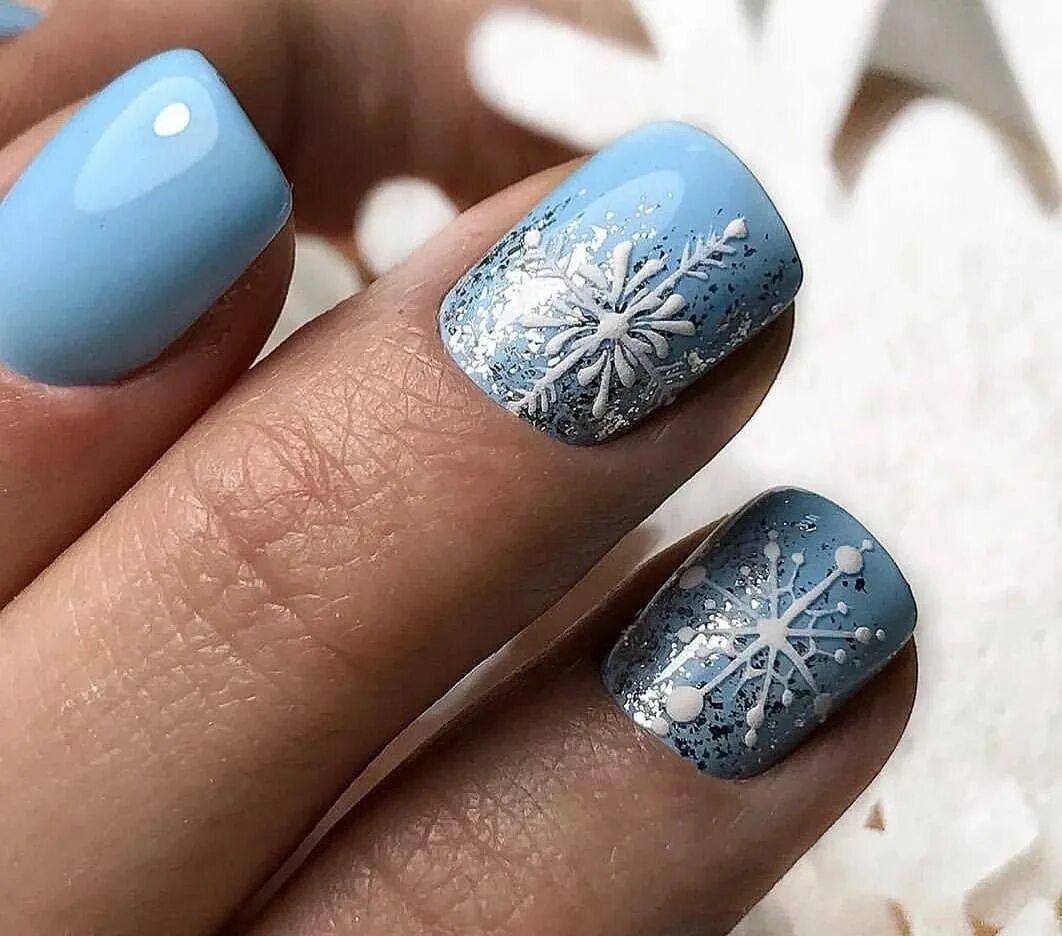 Дизайн ногтей 2023 зима на короткие. Маникюр со снежинками. Снежинки на ногтях. Зимние ногти. Зимний маникюр.