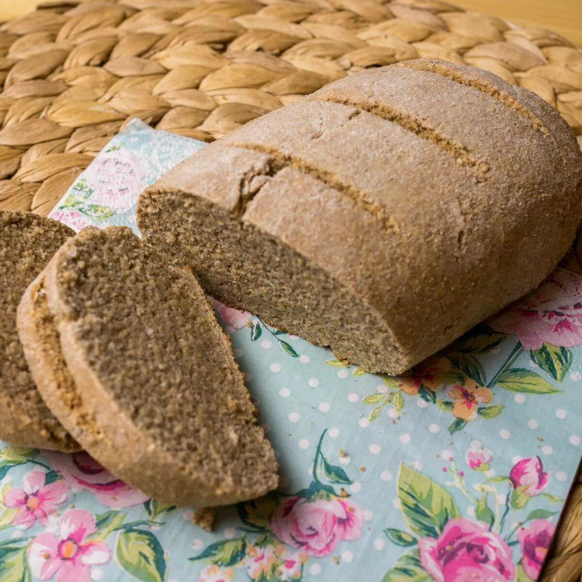 Хлеб из цельнозерновой муки в духовке. Ржаной цельнозерновой бездрожжевой хлеб. Хлеб пшеничный цельнозерновой. Хлеб Житный цельнозерновой без муки. Ржаной хлеб без пшеничной муки рецепт