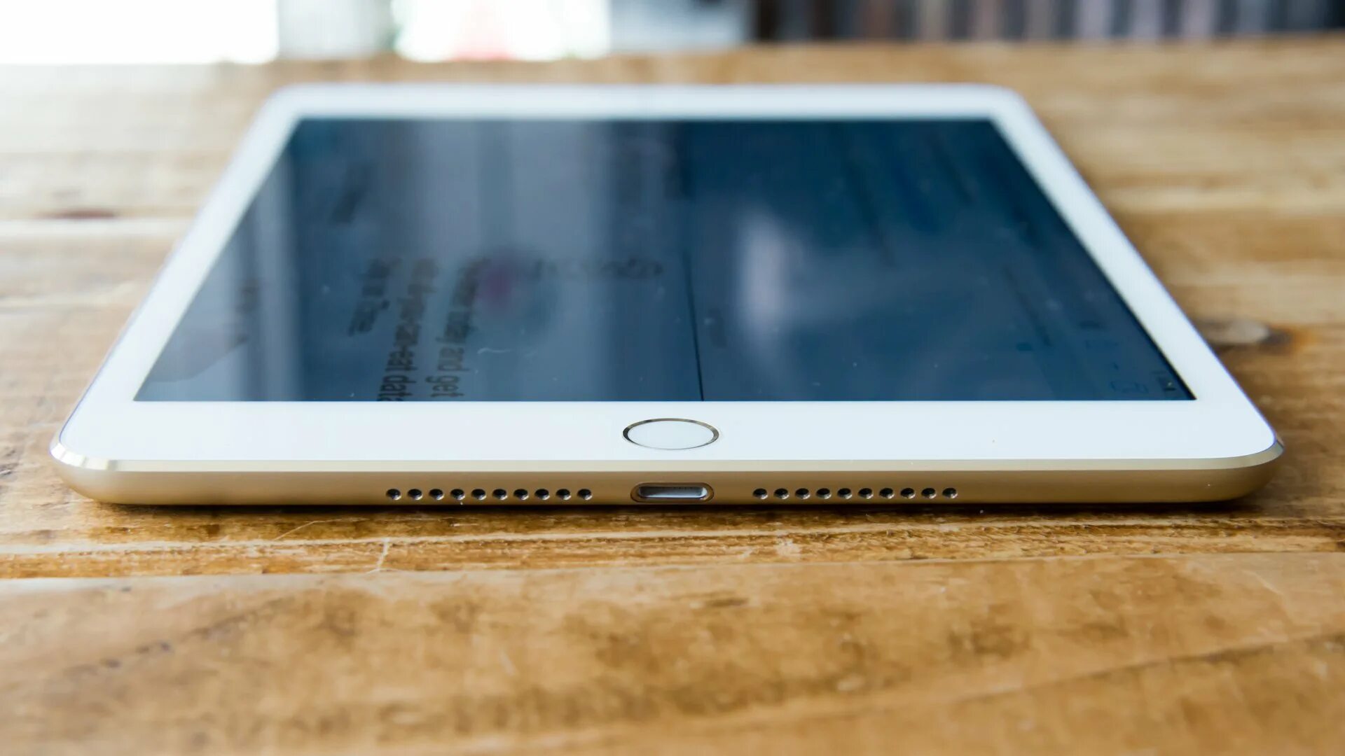Айпад центр. Экран айпад эйр 4. планшет айфон 5. планшет ipad mini 4 зарядка. ipad air 3 на столе.