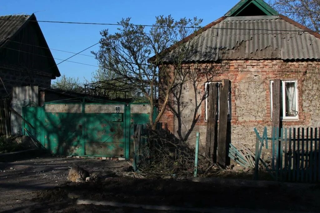 Авдеевка на данный час. Разрушенные дома в частном секторе мариуполя. фото авдіївки 2013. фото города авдеевка частные дома.