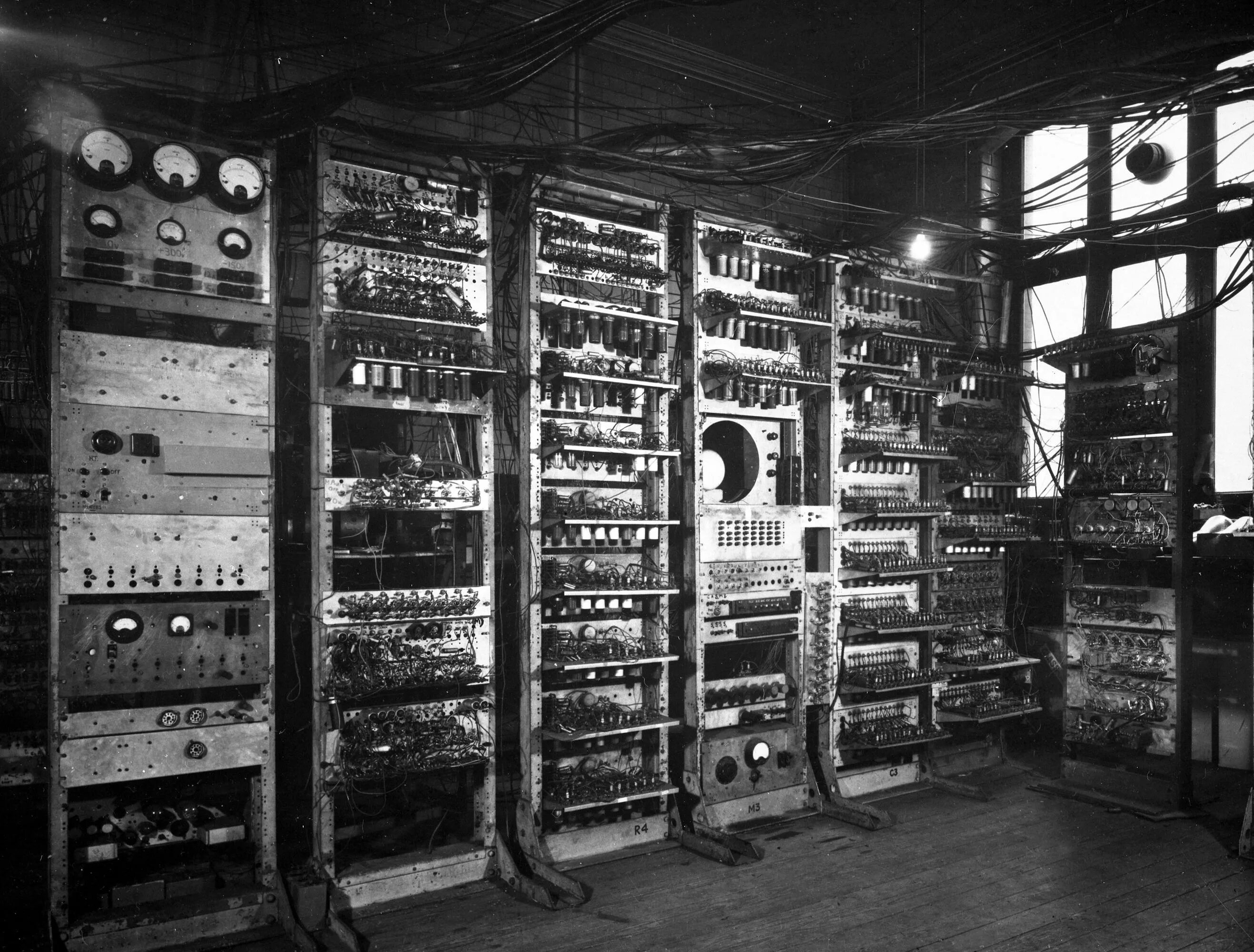 Память вычислительной машины. Джон фон Нейман EDVAC. Американская ЭВМ EDVAC.