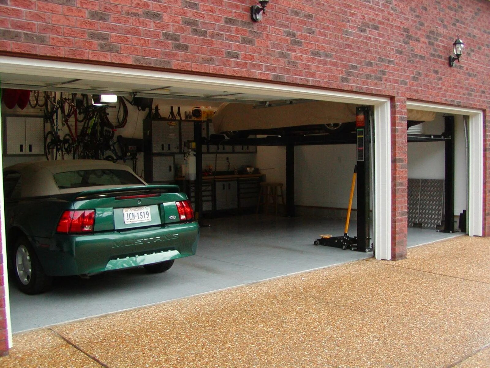 Машина в гараже. Гараж для автомобиля. Красивый гараж. Уютный гараж. Сток гараж