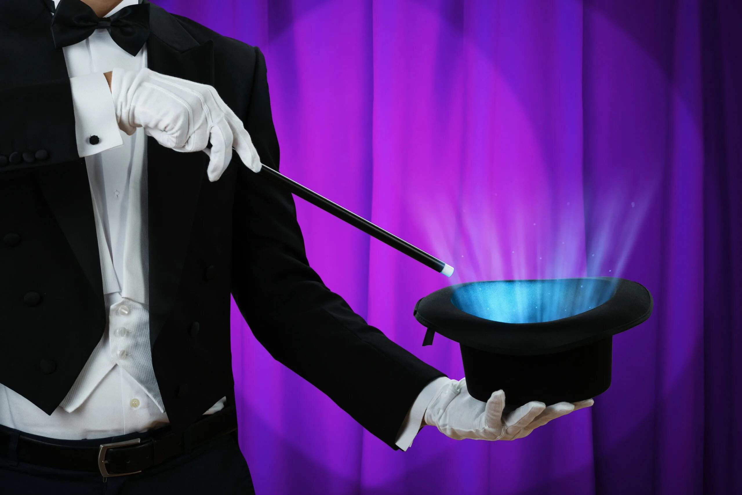 ящик фокусника. шляпа фокусника. фокусник достает из шляпы. кролик из шляпы фокусника. фокусник достает из шляпы.