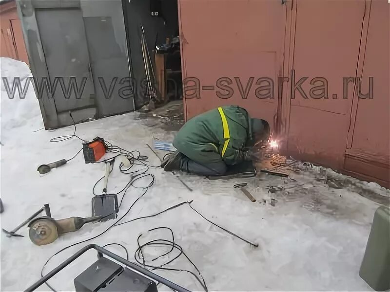 Подрезка ворот в гараже. Подрезка гаражных ворот снизу. Подрезка ворот в гараже. Демонтаж ворот. Подрезаем ворота гаража снизу.