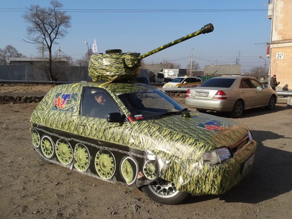 Танки тачки. Машина танк. Машина в виде танка. Автомобиль под танк. Танк из автомобиля.