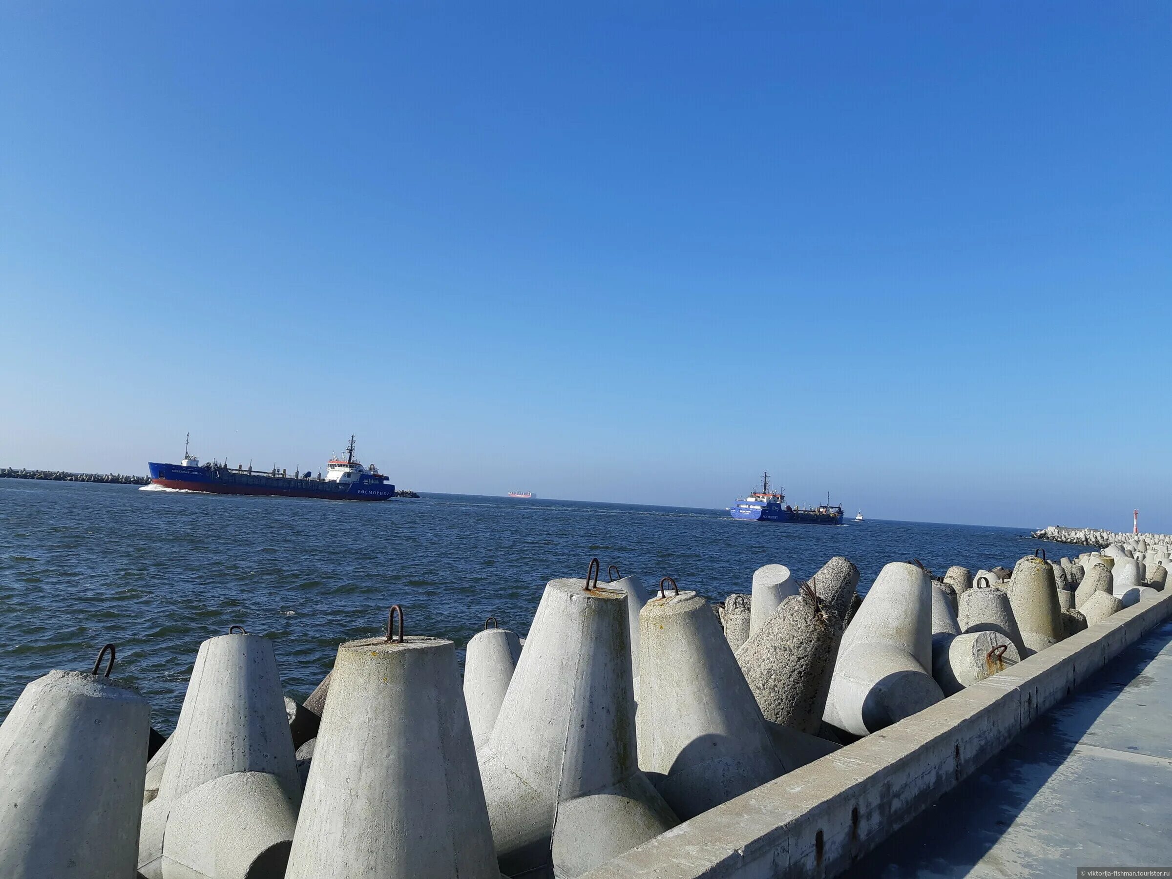 погода на неделю. южный мол балтийская коса. метео балтийск. калининград море шторм. маяк на побережье балтийского моря в балтийске.