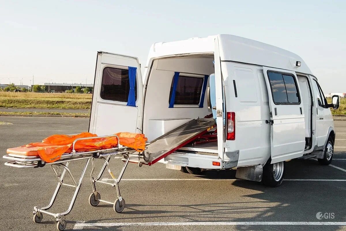 Медицинское такси. Перевозка лежачих больных. Транспортировочная машина для лежачих больных. Транспорт для перевозки инвалидов. Перевозка лежачих больных газель.