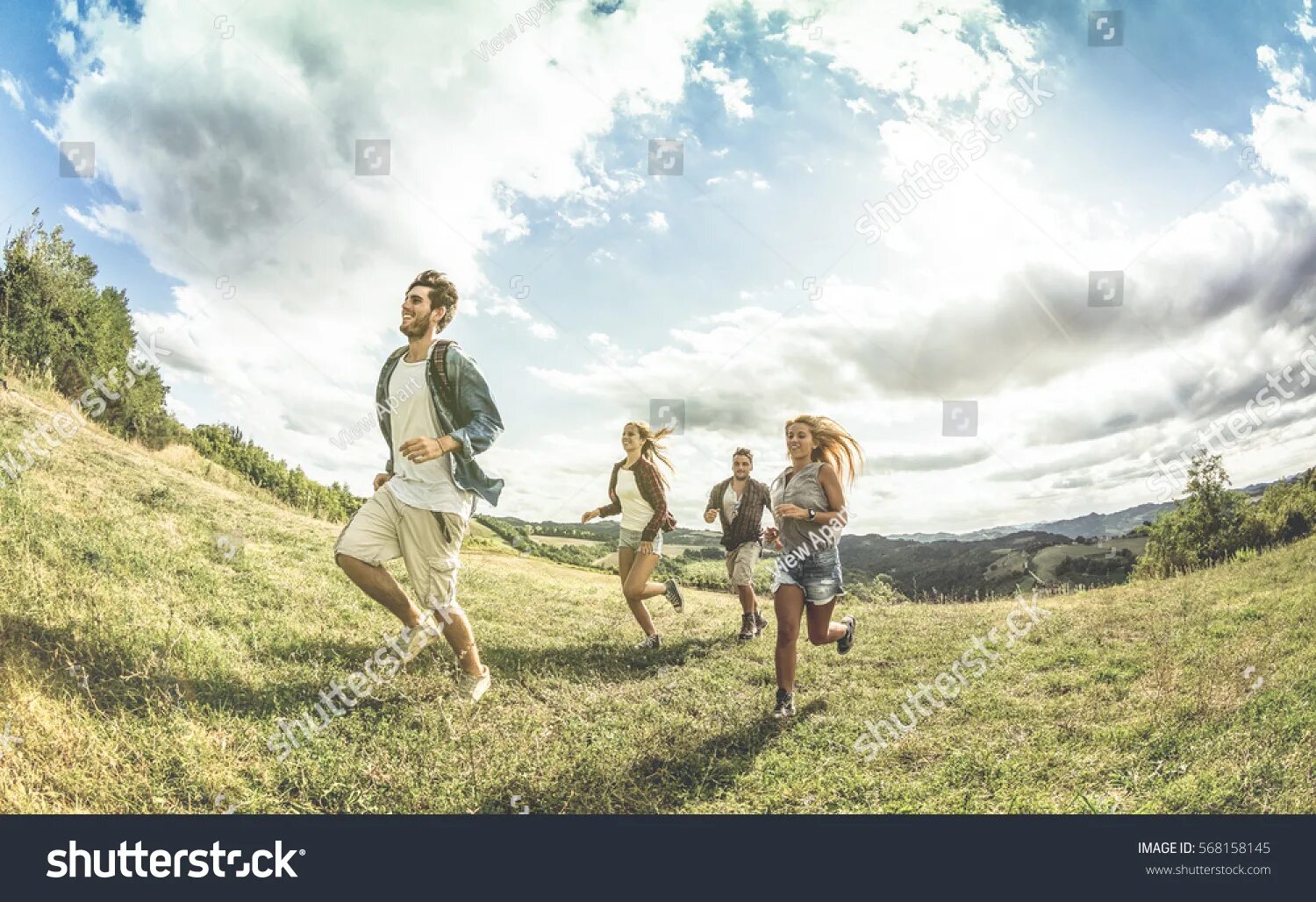 Счастливая семья бежит по полю. Счастливый человек бежит. Счастливые люди бегут по полю. Семья бежит по траве. Field people