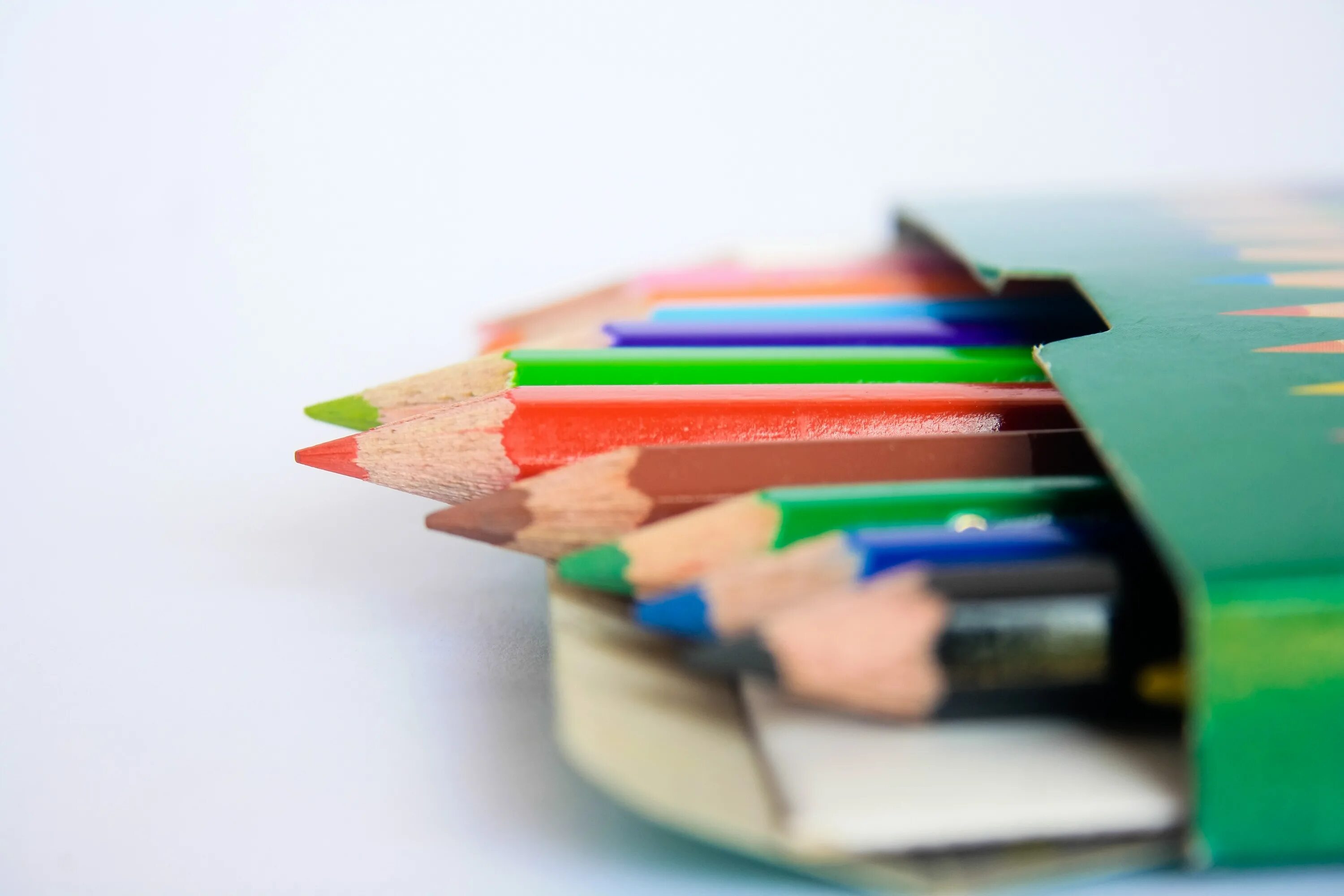 Карандаши цветные. Коробки с карандашами. Карандаши цветные коробки. Цветные карандаши на прозрачном фоне.