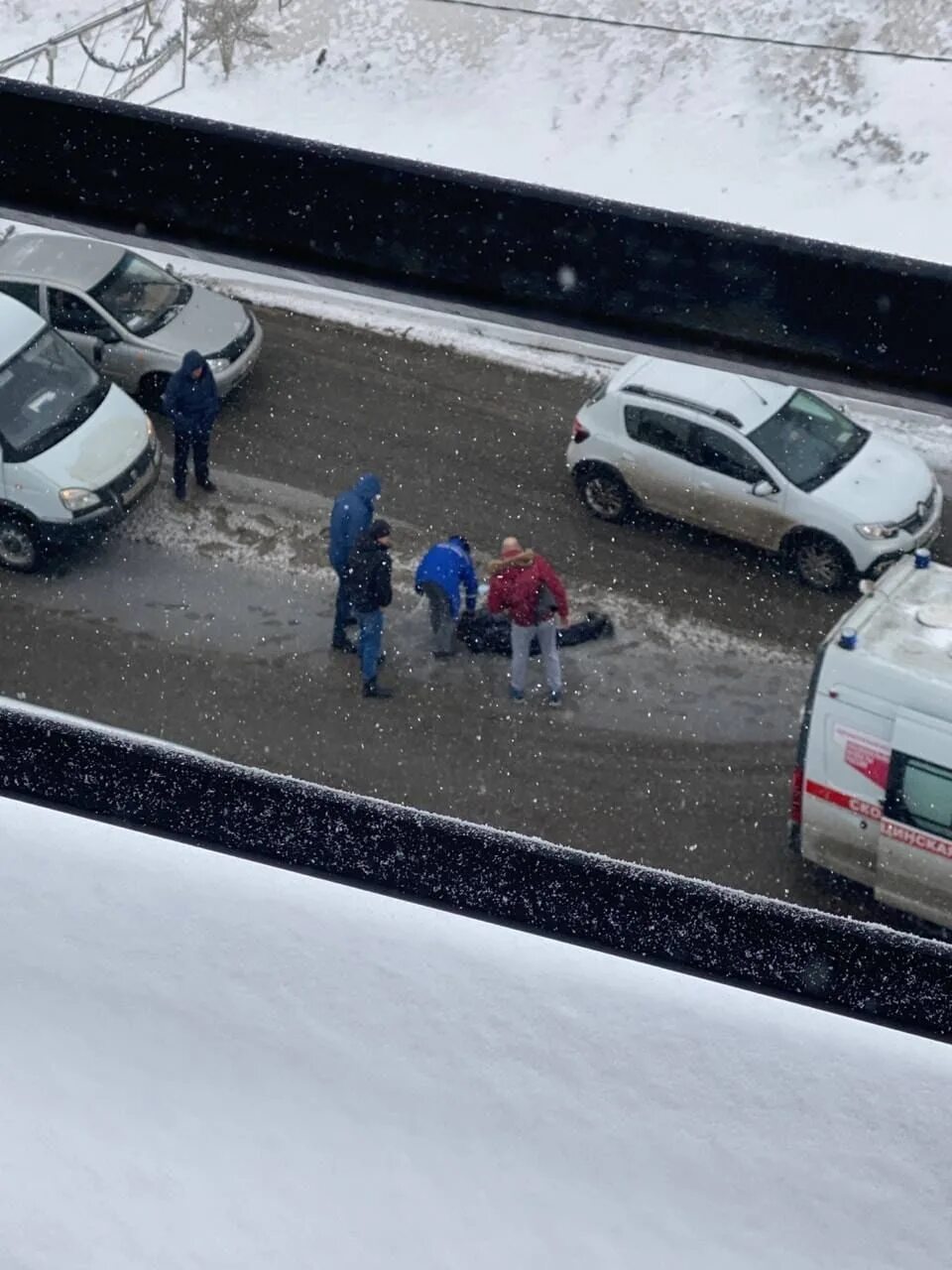 Женщина упала с высоты. Нижний Новгород женщина упала на Зеленском съезде.