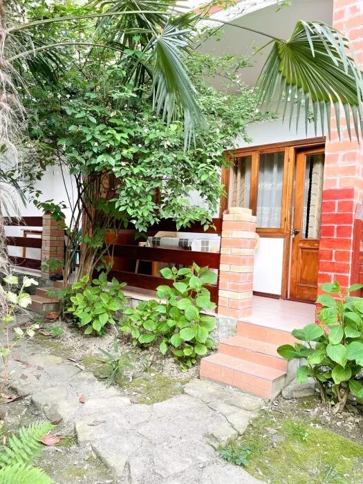 У гурама лазаревское гостевой. Лазаревское, ул. У гурама лазаревское гостевой дом. Столовая тис лазаревское. У гурама лазаревское гостевой.