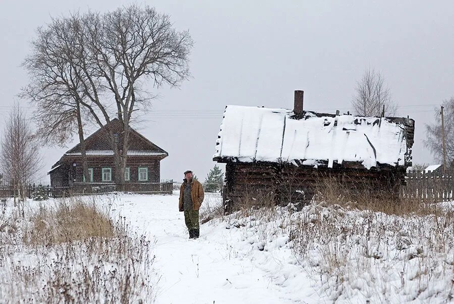 Деревня с 1 жителем. Деревня борисиха. деревня зимой. вымирающие деревни россии. первый снег в деревне.