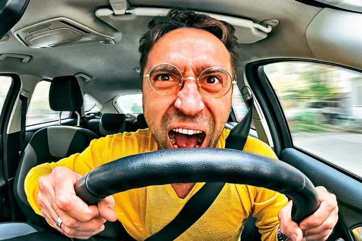 Водитель. Водитель скорой помощи. Напряженные лица водителей. Актер водитель скорой помощи. Кабина скорой помощи.