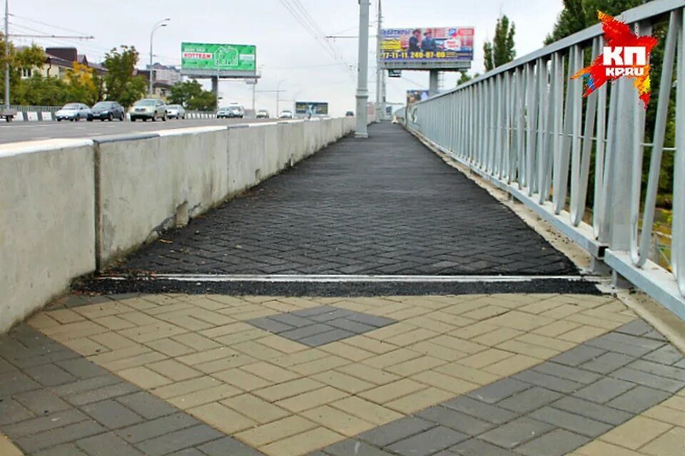 Мощение в городе. Брусчатка тротуарная старый город. Дорога с тротуаром. Тротуары в новокузнецке «каши просят. Бортовой камень аппарель.
