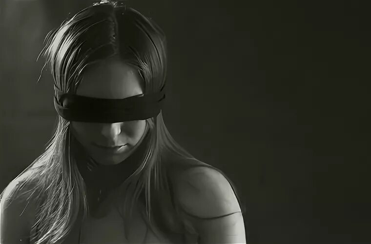 Видео где девушку завязывают. Девушка с повязкой на глазах. Фотосессия с повязкой на глазах. Повязка на глаз. Мужчина с повязкой на глазах.