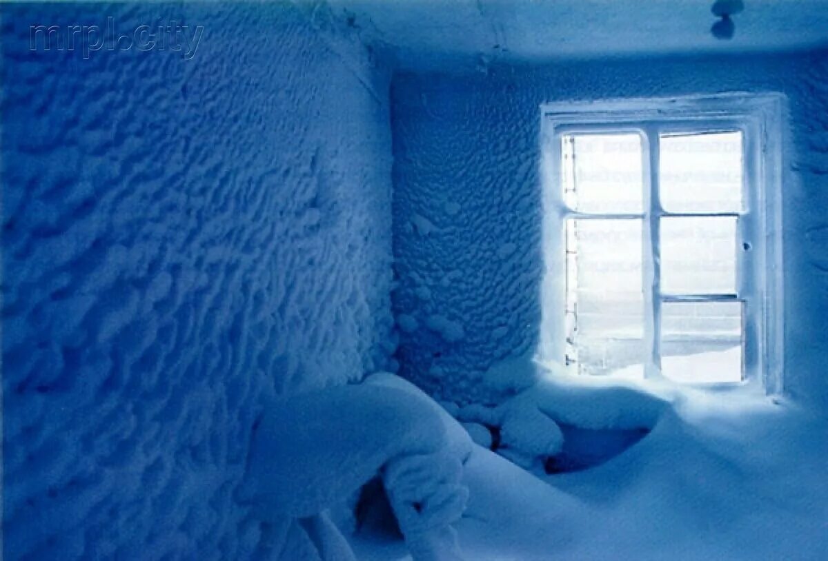 Ужасный холод. Снег в квартире. Холодная комната. Замерзший дом. Дом в снегу.