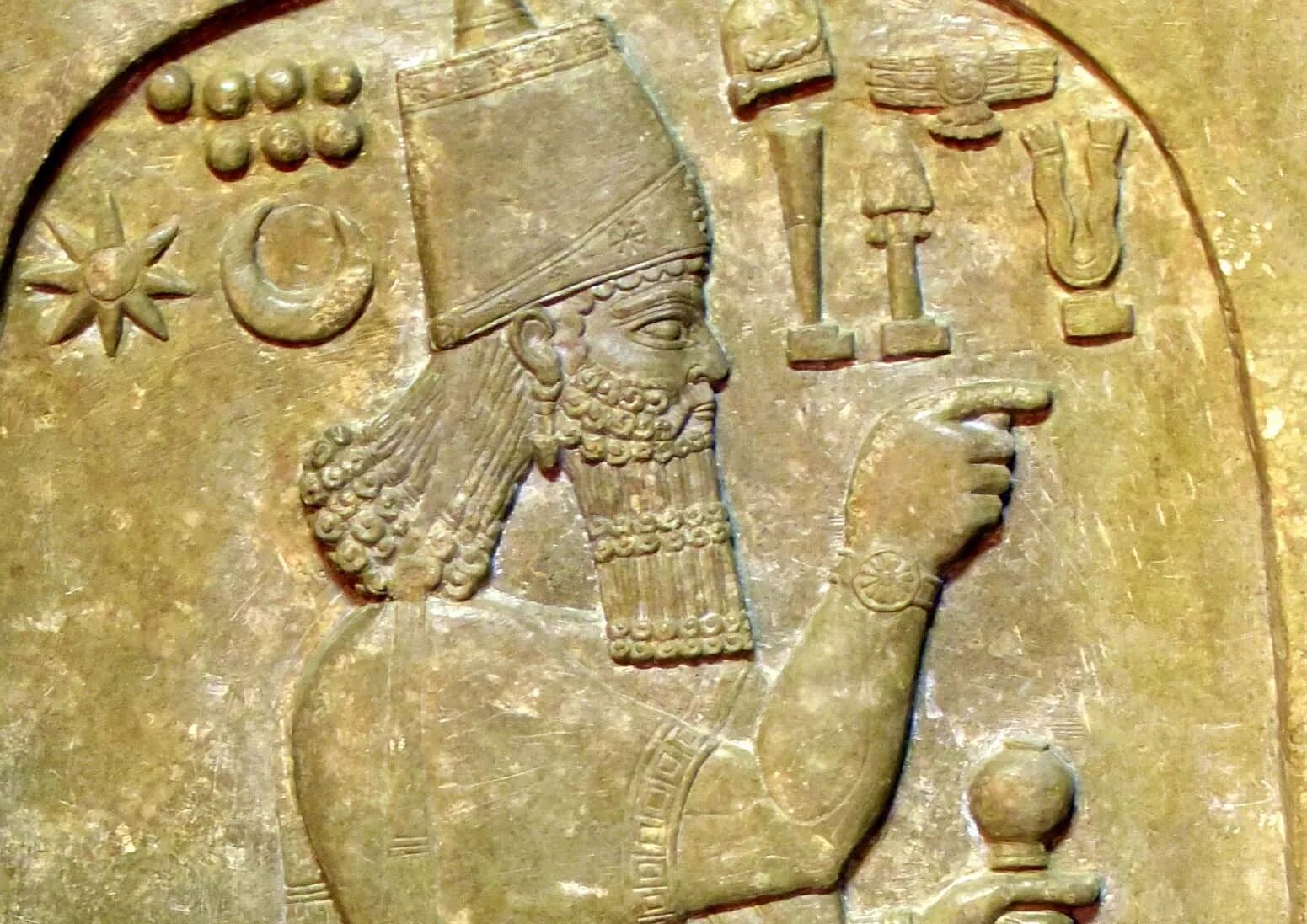 Шамаш это. Царя Шамши-адад. Стела ассирийского царя Шамши-адада v. Assyrian Wikipedians. Assyrian Queen.