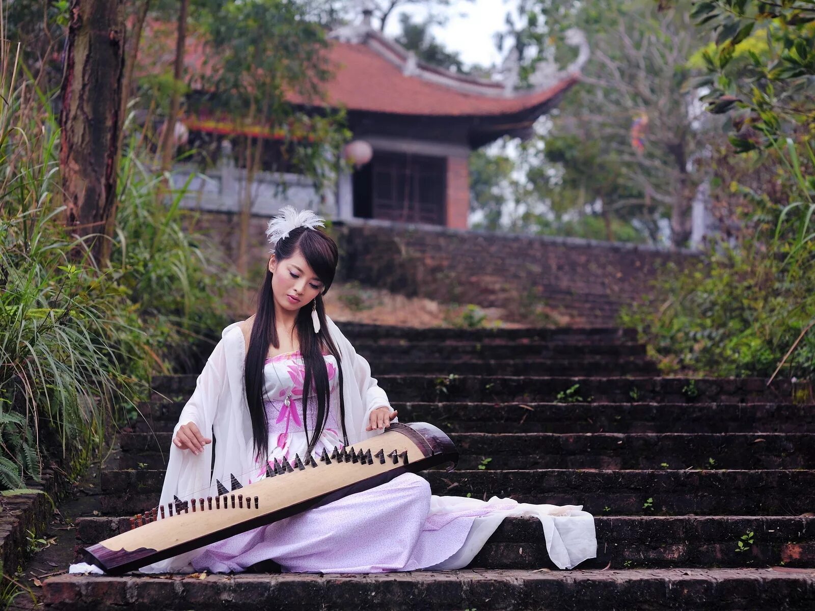 Народная музыка китая. Песни китайских девушек. Китаянка с музыкальным инструментом. Китайская песенка. Тан цзюньцяо флейта.