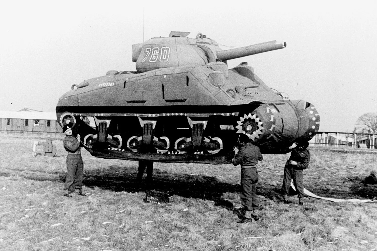 Тяжелый танк времен войны. Надувной танк Шерман. Шерман и т34. Танк немцы Шермен. Танк 1 мировой войны СССР.