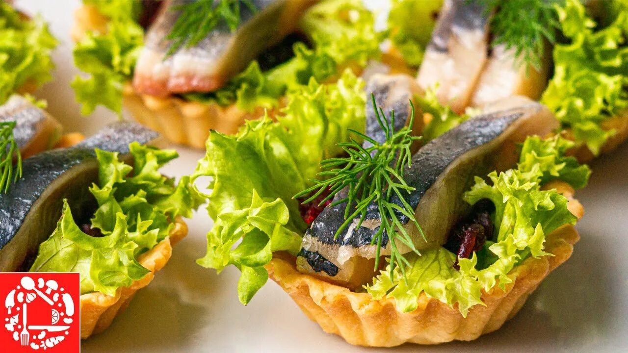 Тарталетки с селедкой и свеклой. Бюджетные закуски на праздничный стол. Тарталетки с селедкой и свеклой. Оригинальные закуски с селедкой. Тарталетки со свеклой и селедкой.