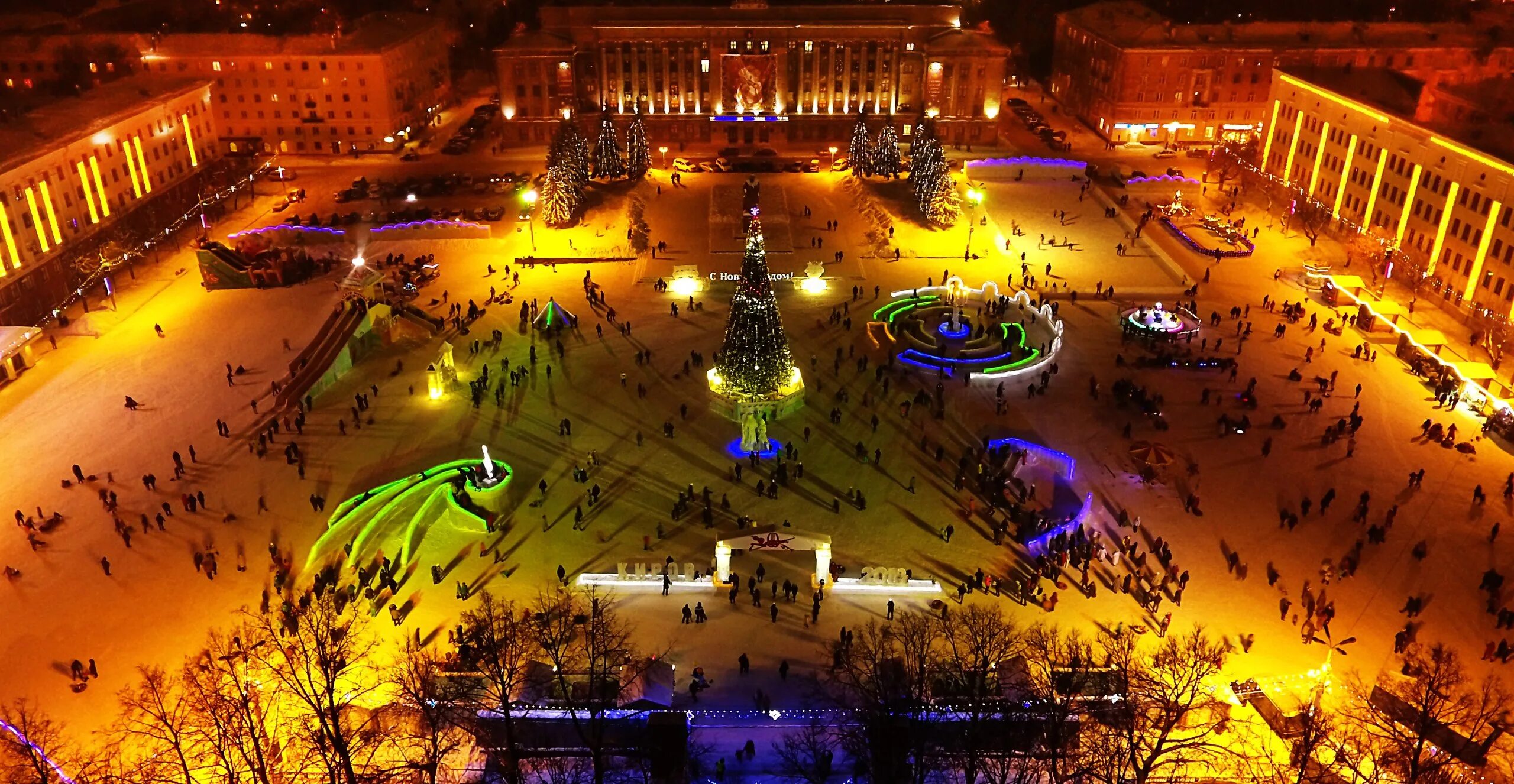 Киров площадь. Театральная площадь Киров. Театралка Киров. Киров Центральная площадь. Театральная площадь Киров вид сверху.