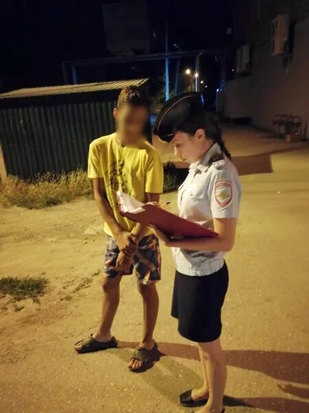 Ночные работы несовершеннолетних. Перед компьютером. Ночные работы несовершеннолетних. Комендантский час полиция. Регулирование труда несовершеннолетних в возрасте до 18 лет кратко.