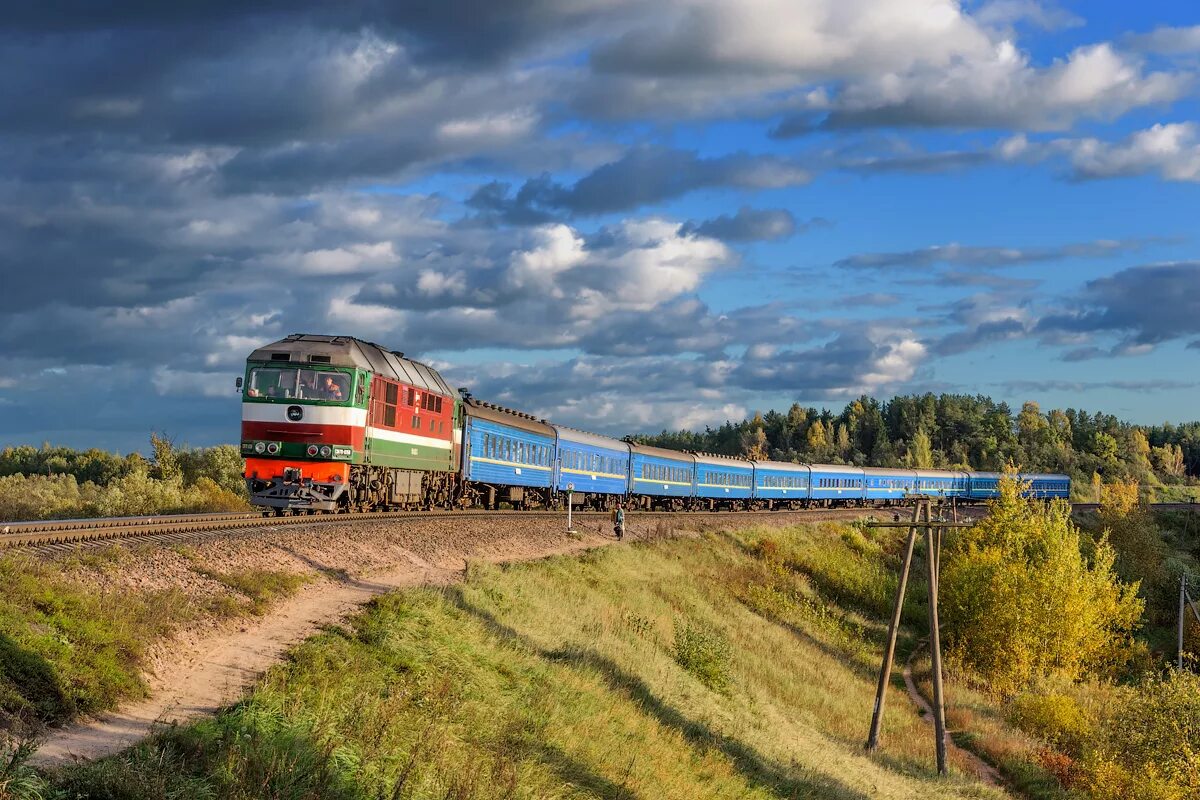 Бел жд поезд. Тэп70 Орша. Тепловоз белорусская железная дорога. Поезд тэп70. Пейзаж с железной дорогой.