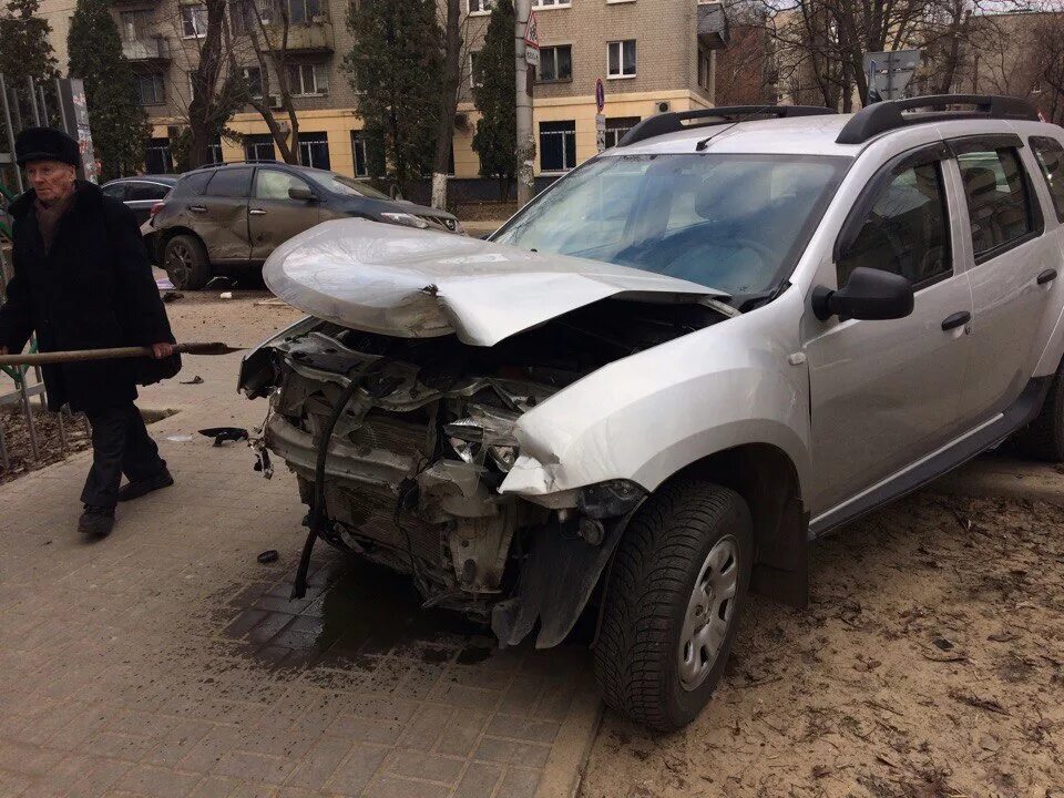 Дастер после дтп. Renault duster битый. Дастер после дтп. Дастер после аварии. Разбитый белый рено дастер.