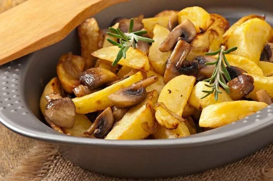 Картошка с замороженными грибами на сковороде жареная. Жареная картошка с грибами. Картофель жареный с грибами. Карточки грибы. Жареная картошка с шампиньонами.