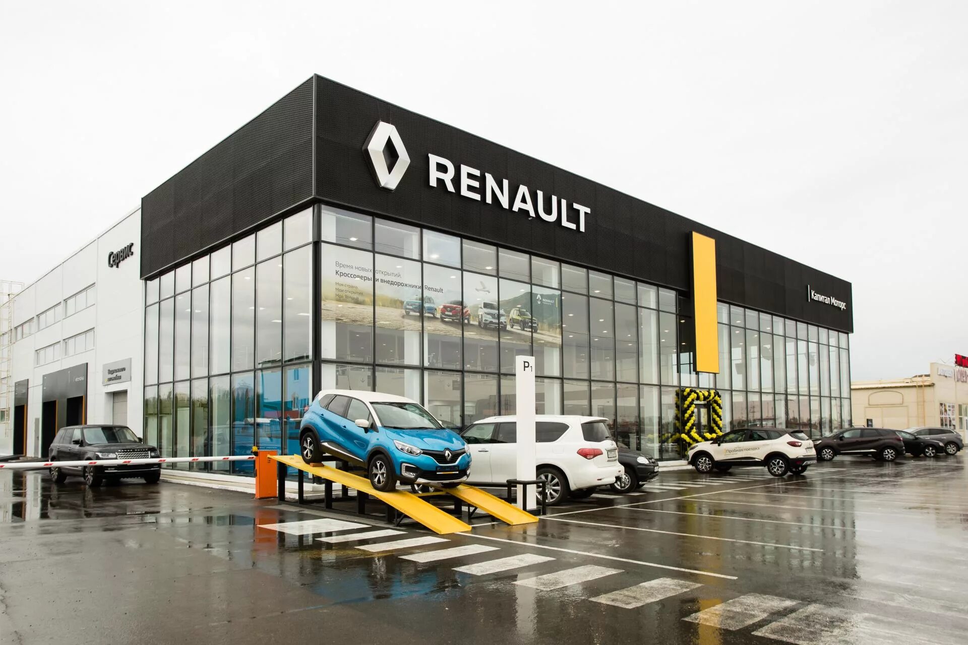 Петербург 2 рено. Компания Renault. Франция. Рено Логан в автосалоне. Рено Сургут официальный дилер. Renault Group автомобили Renault.