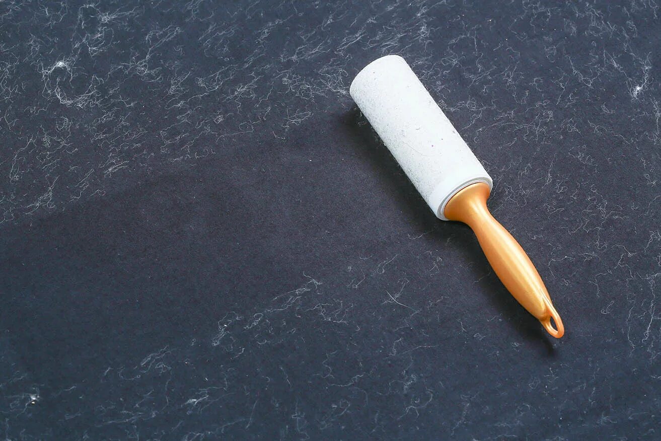 Lint code. Lint roller. валик для удаления шерсти. валик использованный грязный фото. diamond dressing roll closeup.