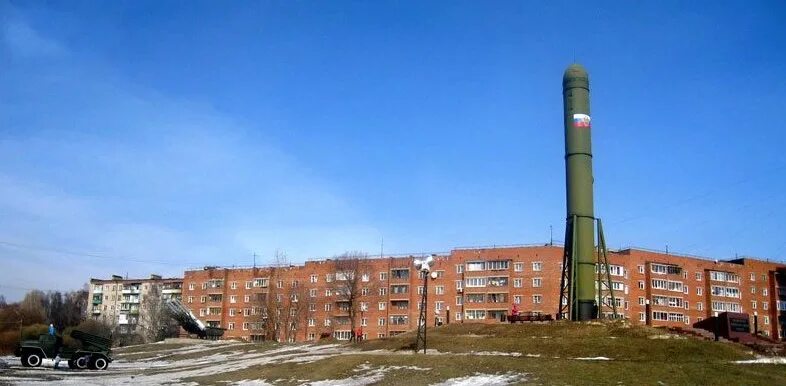 Город дзержинский московская. Сквер победы дзержинский. Памятник дмитрию донскому в дзержинском. Дзержинский московская область. Город дзержинск московская.