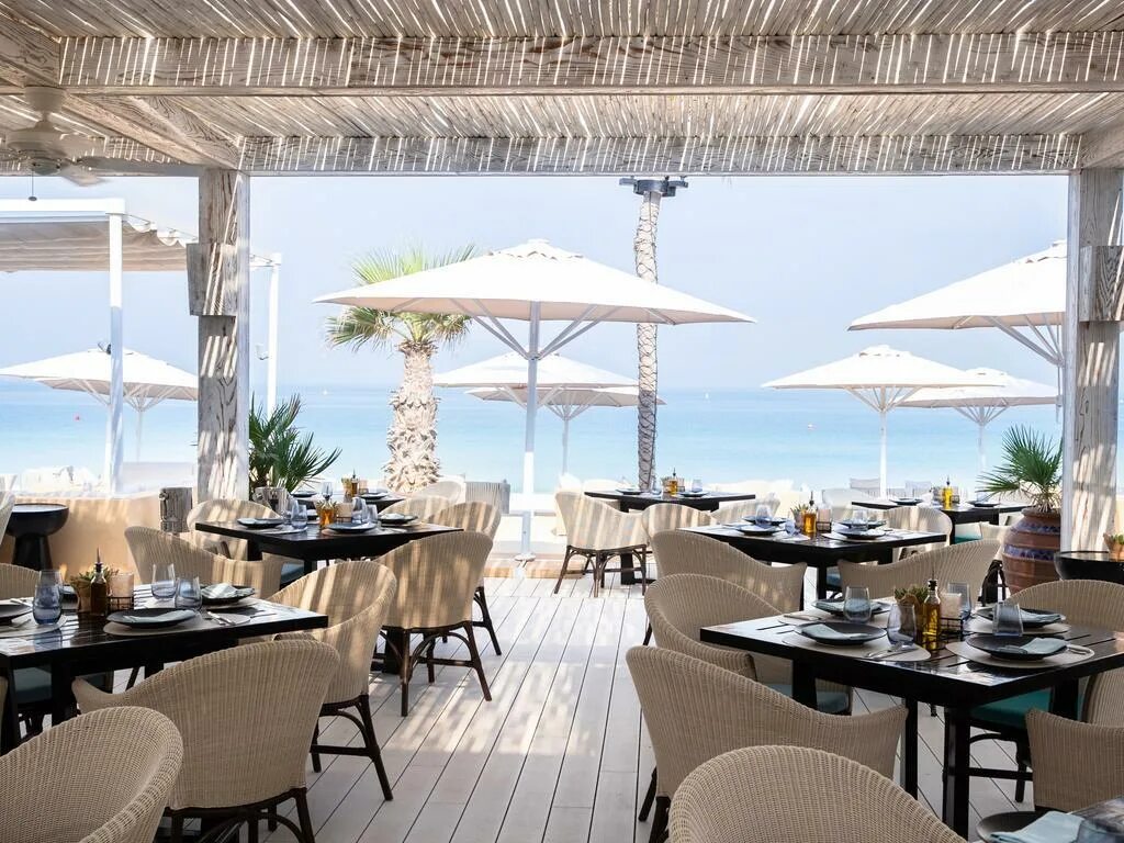 Taj resort spa maldives. Кафе на пляже. Пляжное кафе. Интерьер ресторана на пляже. Бар на берегу моря.
