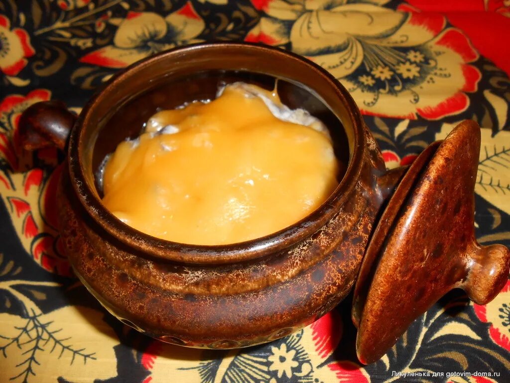 Мясо в горшочке с картофелем и сыром. Блюда в горшочках с сыром. Мясо в горшочках. Блюда в горшочках. Блюда в горшочках с сыром.