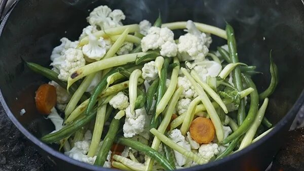 салат цветная капуста фасоль стручковая. спаржа и стручковая фасоль это одно и тоже. рагу из брокколи стручковой фасоли и моркови. капуста с стручковой фасолью на сковороде. цветная капуста и стручковая фасоль.