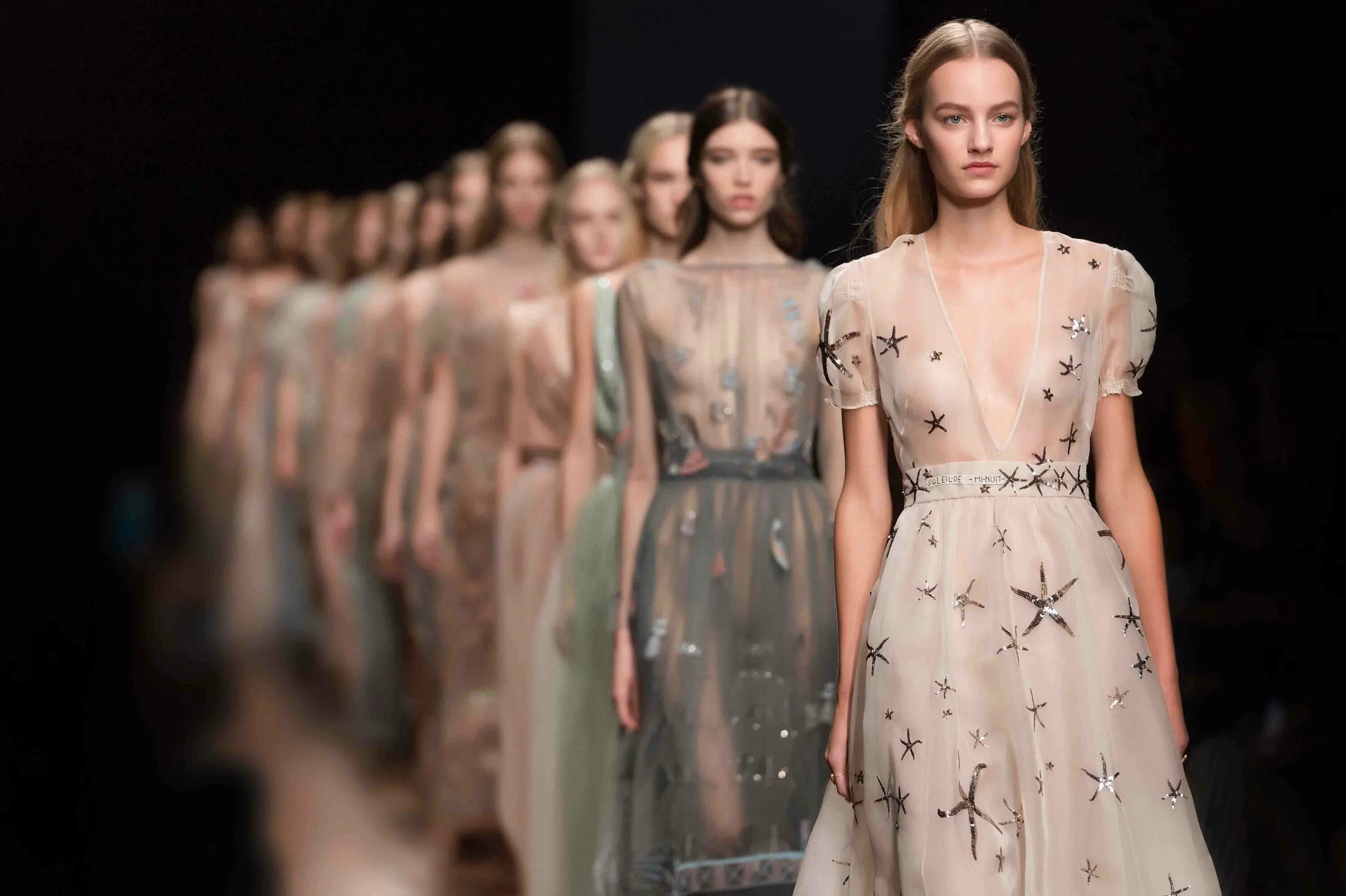 Мода платья этого сезона. Дольче габбана. Кристиан сириано и коко роша. Кристиан сириано коллекция. Мода 2027.