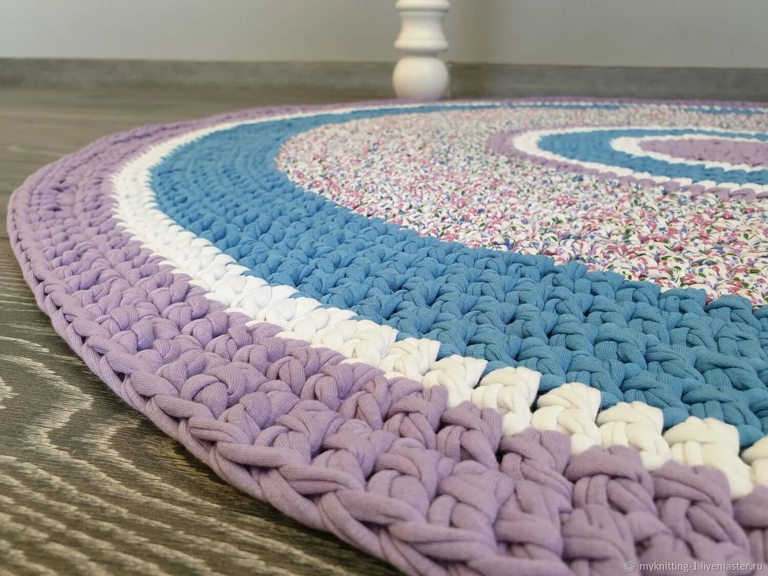 Ковер из трикотажной пряжи крючком. Вязаные коврики крючком. Ковер из трикотажной пряжи. Вязаные коврики. Коврик из трикотажной пряжи.