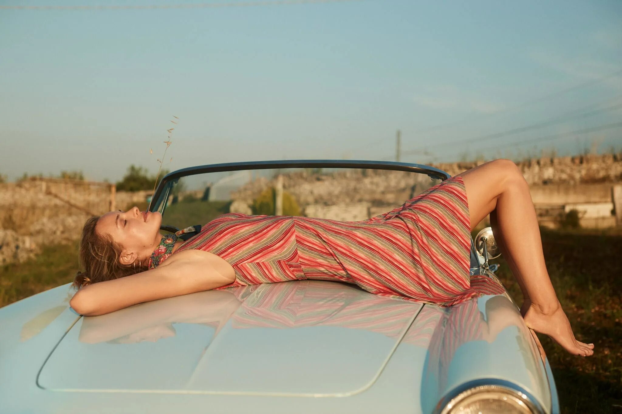 Девушка лежит на машине. Лежит на капоте. Девушка лежит на капоте. Девушка на капоте автомобиля.