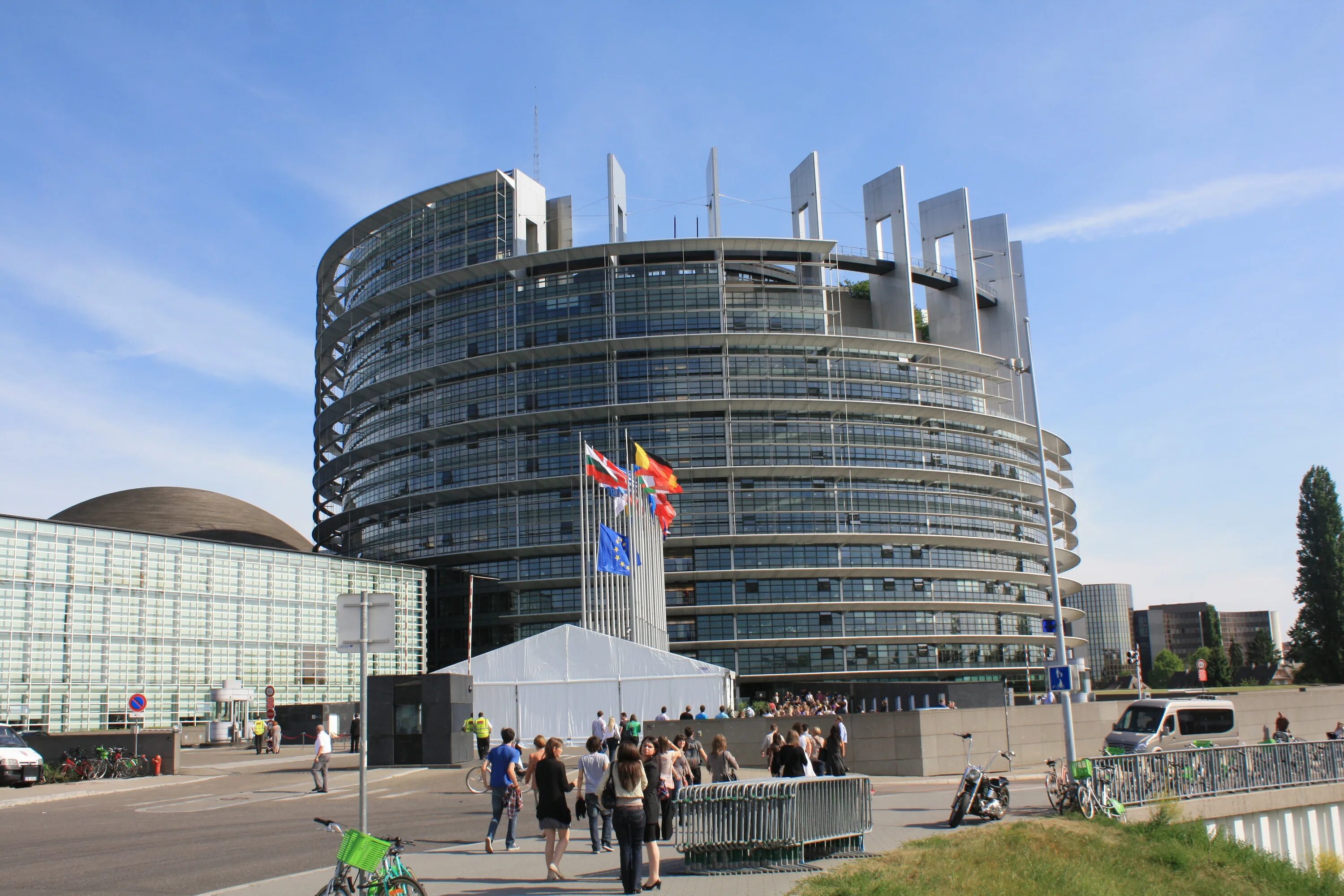 Здание европейского парламента в Страсбурге. Здание Европарламента Франция. Здание Евросоюза в Страсбурге. Бельгия здание Европарламента.
