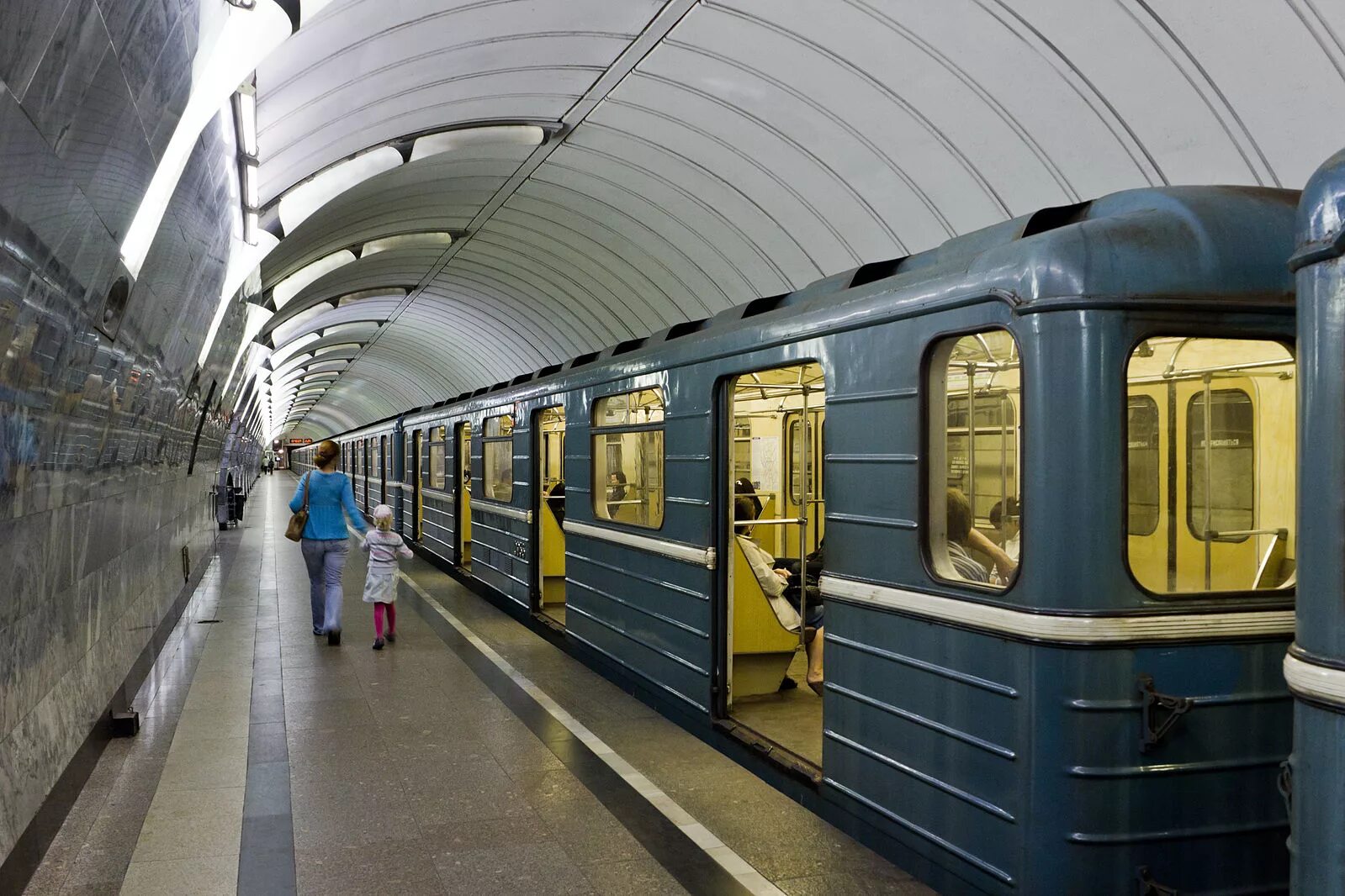 Московский метрополитен станция Чкаловская. Чкаловская (станция метро, Москва). Чкаловская станция метро Екатеринбург. Станция метро Римская в Москве. Москва станция чкаловская