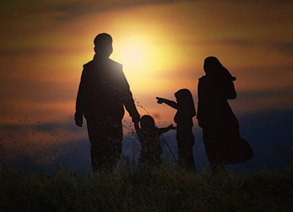 Счастливая мусульманская семья. Мусульманская семья с детьми. Исламский семья и дети. Межрегиональные семьи