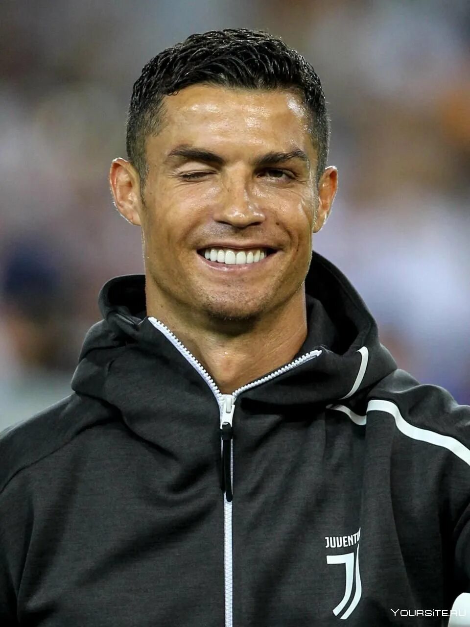 Кристяно роналдо. Кристиано роналдо возраст. Роналду. Жизнь кристиано роналдо. Роналду 2020 анфас.