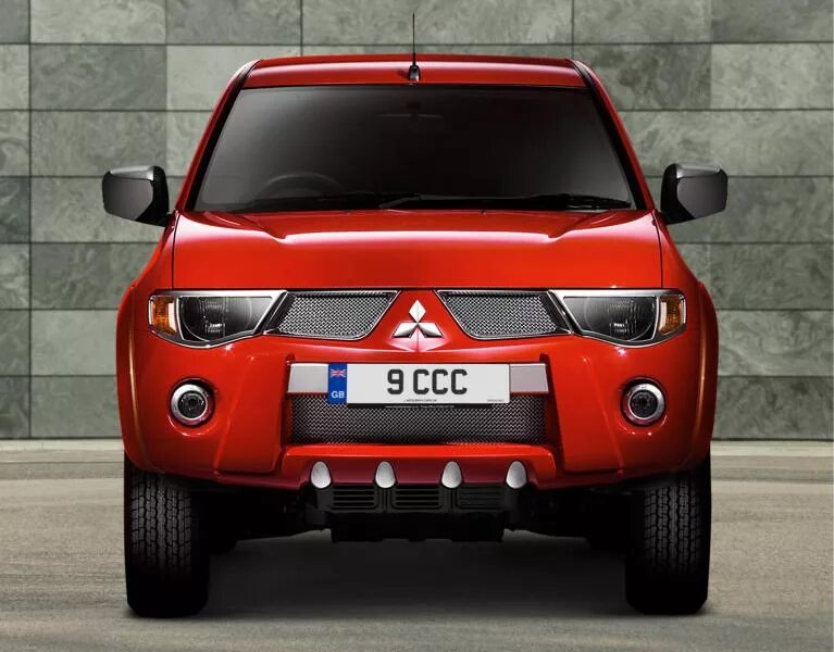 U1102 mitsubishi. Mitsubishi l200 2023. Митсубиси l200 вид спереди. Линейка машин Митсубиси. Митсубиси красная.