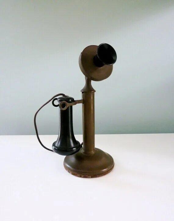 Телефон 1900. Телефонный аппарат 1900 года. Старые телефоны 1900. Candlestick telephone. Телефон старинный 1900 год.