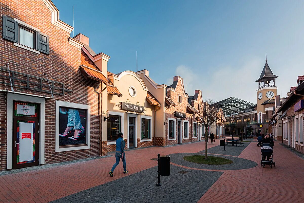 Outlet фото. Ингольштадт Виладж аутлет. Аутлет Вертхайм Вилладж Германии. Рига аутлет Виладж. Аутлет лакшери Вилладж.