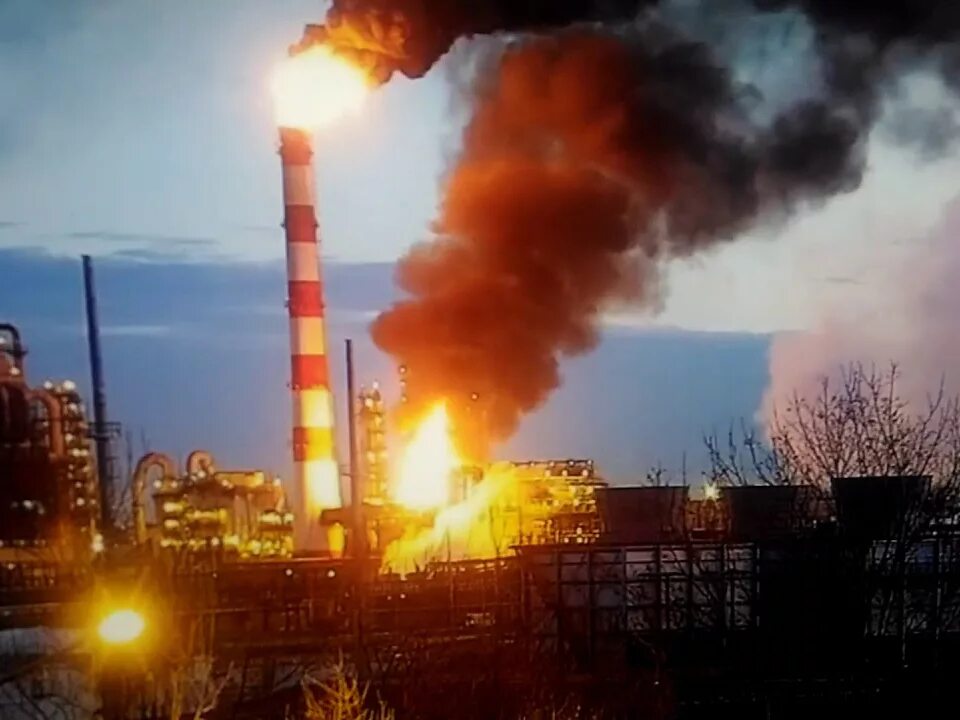 Пожар на кнпз в самаре. Пожар на Московском НПЗ В Капотне. Московский нефтеперерабатывающий завод Капотня. Нефтеперерабатывающий завод в Капотне. Капотня завод МНПЗ.