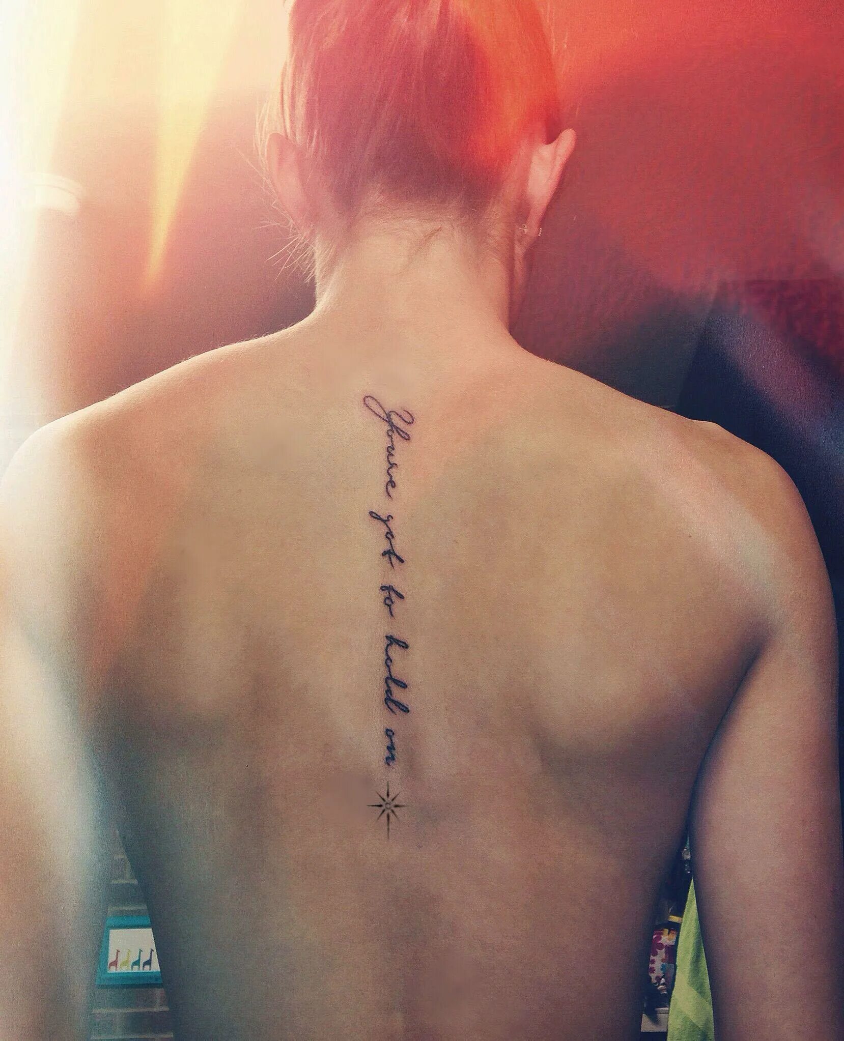 тату надпись на спине. тату надпись вдоль позвоночника. татуировки надписи. тату по позвоночнику для девушек. тату на спине для девушек.
